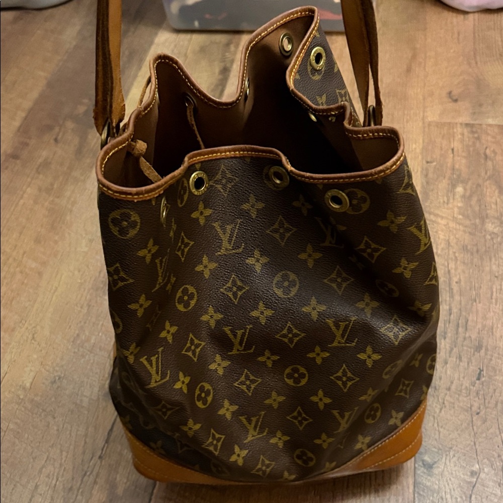 Louis Vuitton Monogram Canvas Shoulder Bag - Picture 1 of 14